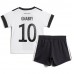 Billige Tyskland Serge Gnabry #10 Børnetøj Hjemmebanetrøje til baby VM 2022 Kortærmet (+ korte bukser)